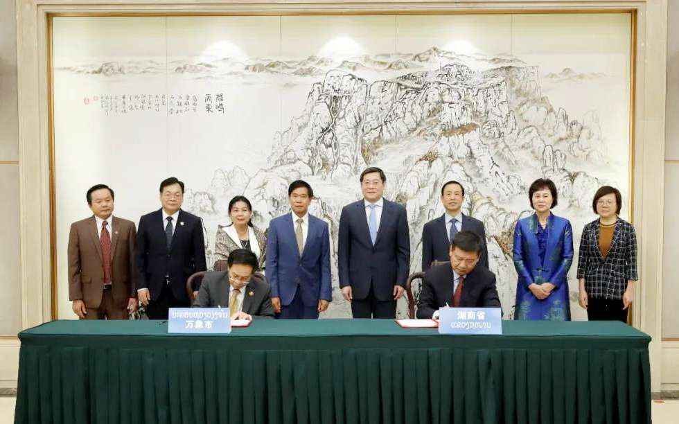 YABO鸭脖环境向老挝万象捐赠7台环卫装备，助力“一带一路”建设